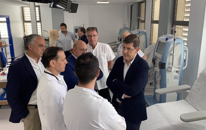 El consejero de Salud, Manuel Villegas, visitó la nueva Unidad de Diálisis de Cieza, donde se centralizará la atención a los pacientes renales, en la que se ha invertido un millón de euros