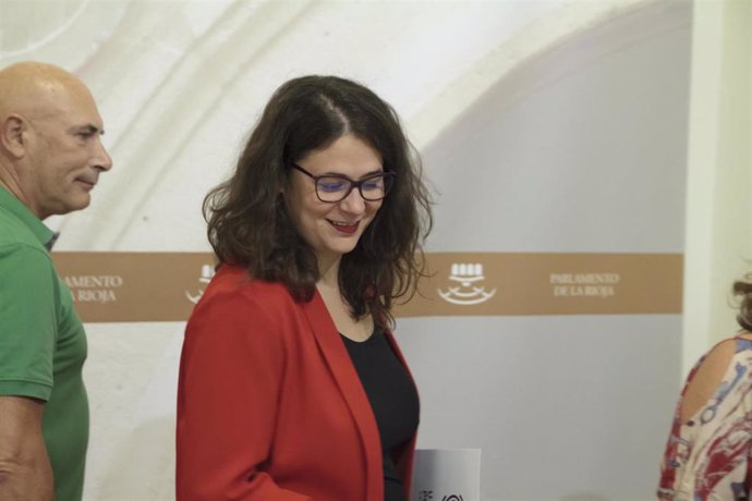 La diputada de Podemos-Equo, Raquel Romero Alonso, durante la firma del acuerdo de gobernabilidad entre PSOE, Podemos-Equo e Izquierda Unida, en el Parlamento de La Rioja, junto a Joaquín Giró, de Equo.