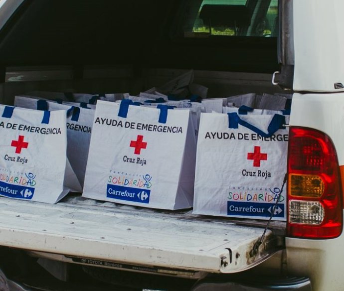 Bolsas de ayuda de emergencia de Carrefour y Cruz Roja.