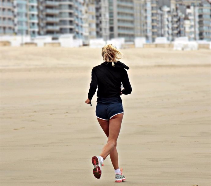 Mujer corriendo.