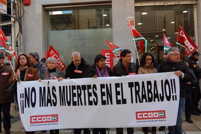 Miembros de CCOO, en una imagen de archivo en una concentración en Huelva contra la siniestralidad laboral. 