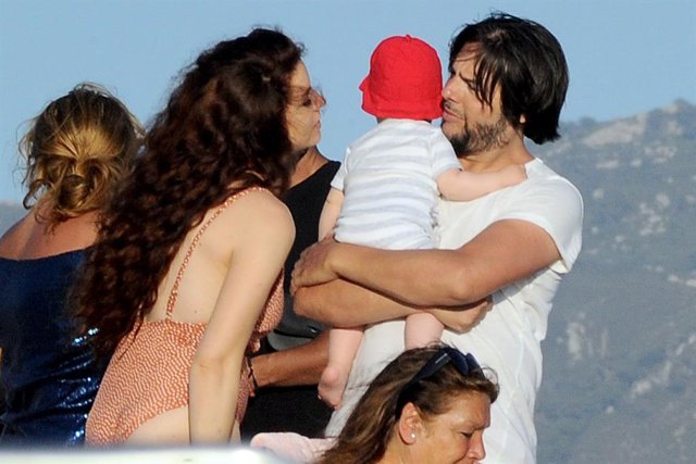 Joaquín Cortés con su pequeño y su pareja en la playa