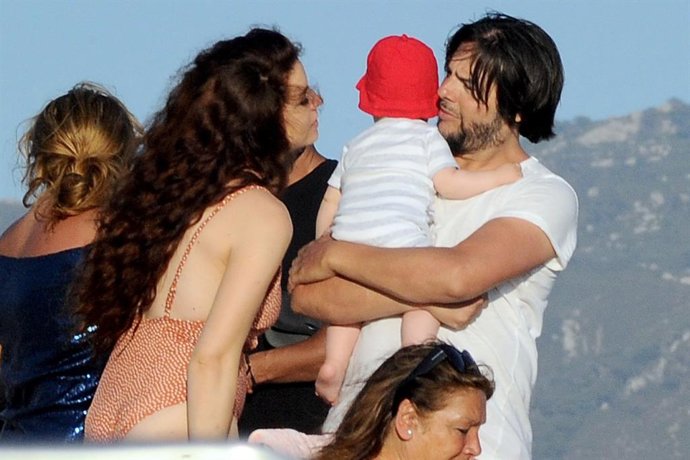 Joaquín Cortés con su pequeño y su pareja en la playa