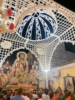 Nuestra Señora del Socorro Coronada, por las calles de Rociana del Condado.