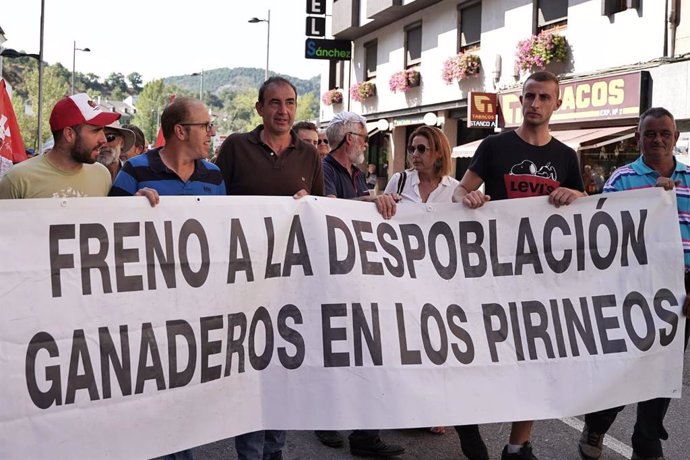 Manifestación de agricultores y ganaderos contra la reintroducción del oso en el Pirineo oscense