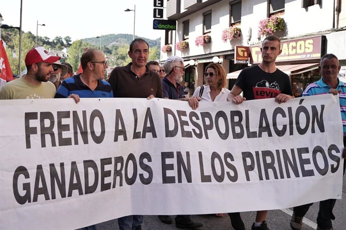 Más de mil personas secundan la manifestación en contra de la reintroducción del