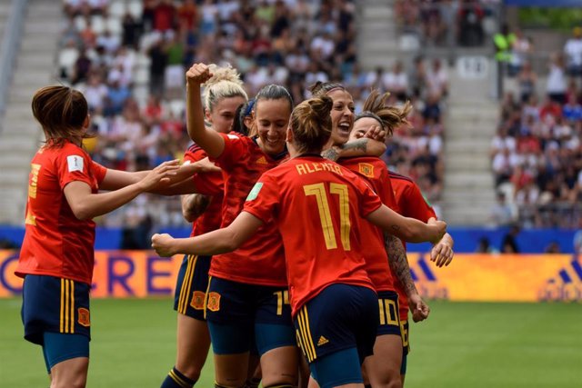 Varias jugadoras celebran un gol de la selección española.