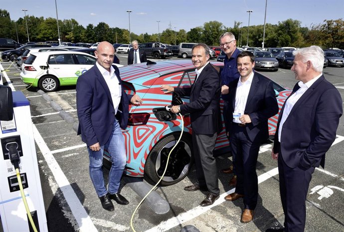 Instalación de puntos de recarga de vehículos eléctricos en la planta de Volkswagen en Braunschweig (Alemania)