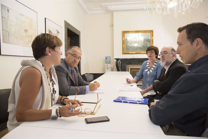 El alcalde, Enrique Maya, con representantes de la Asociación de Comercio, Hostelería y Servicios del Casco Antiguo de Pamplona.