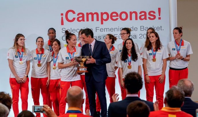 El presidente del Gobierno en funciones, Pedro Sánchez, ha recibido este lunes a la selección española femenina de baloncesto, que este domingo se proclamaba campeona de Europa