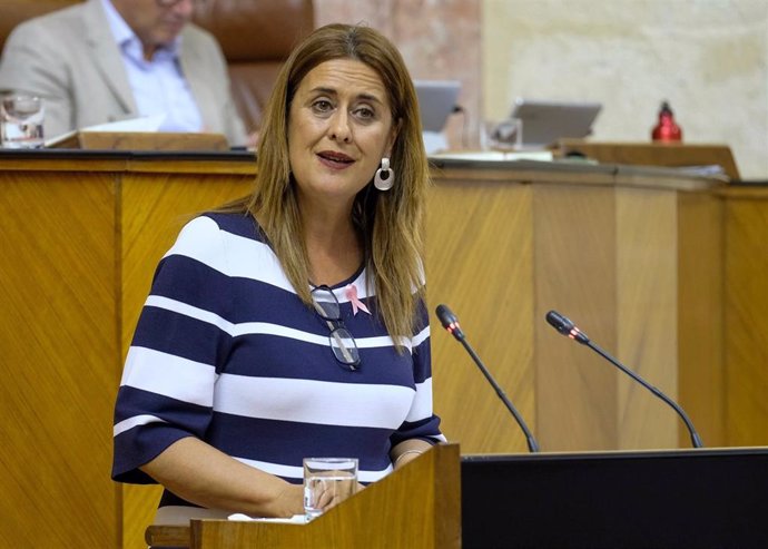La diputada del PSOE-A Sonia Gaya defendiendo en la tribuna una PNL del PSOE-A
