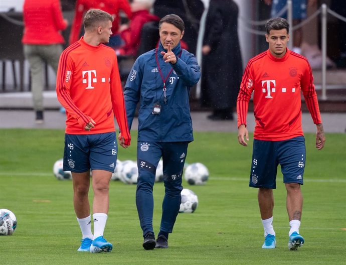 Niko Kovac da indicaciones a Philippe Coutinho y Michael Cuisance durante un entrenamiento del Bayern