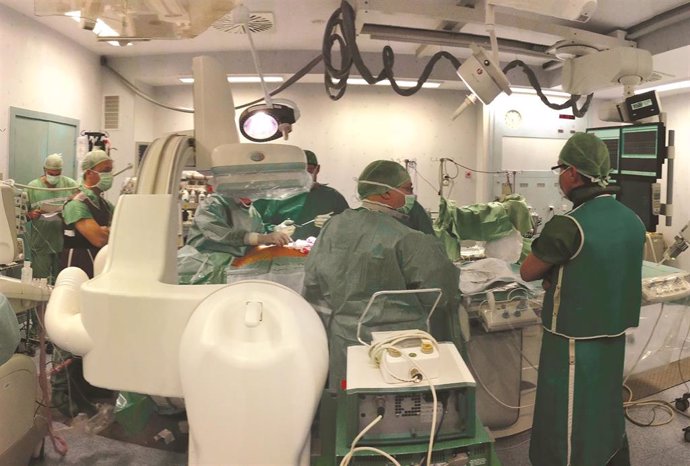 Las intervenciones para implantar una TAVI requieren de un sofisticado dispositivo quirúrgico, así como de un equipo médicos multidisciplinar