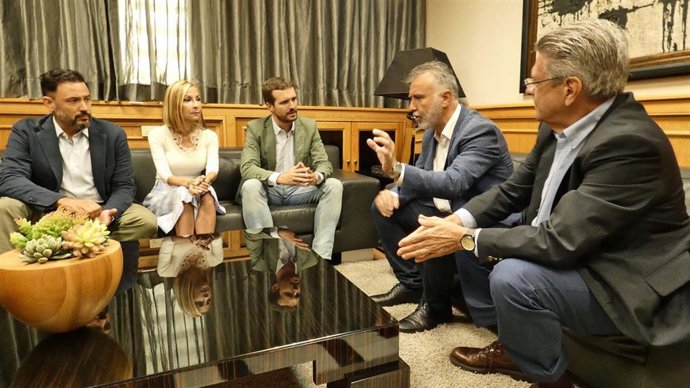 (I-D) El secretario general del PP en el Congreso, Guillermo Mariscal, la presidenta del PP de Canarias, Australia Navarro, el presidente del Partido Popular, Pablo Casado, el presidente del Gobierno de Canarias, Ángel Víctor Torres y el consejero de Ad