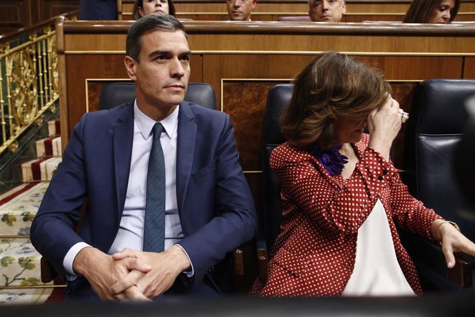 El president i la vicepresidenta del Govern en funcions Pedro Sánchez i Carmen Calvo, asseguts en el seu escó al Congrés dels Diputats abans de la segona votació per a la investidura del candidat socialista a la Presidncia del Govern i despu