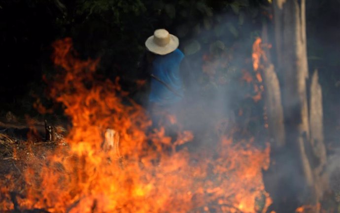 Un hombre trabaja en el gran incendio en la jungla del Amazonas