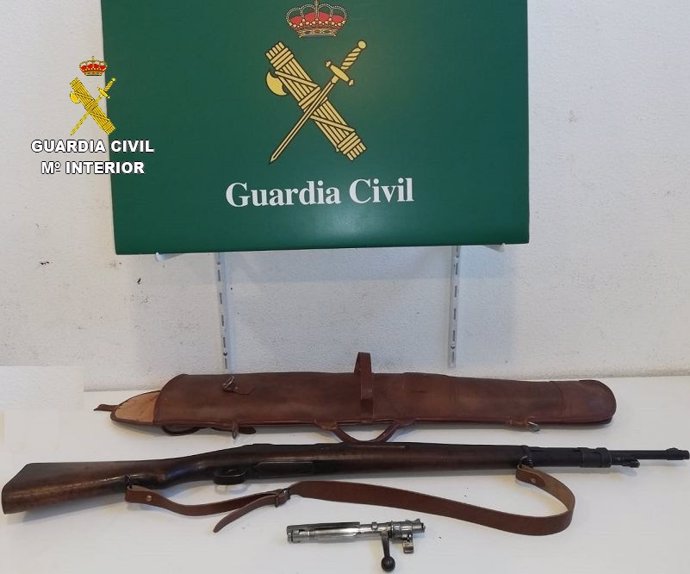 Fusell de guerra marca Mauser al costat del seu forrellat, trobat per la Gurdia Civil en un conche a La Jonquera (Girona).