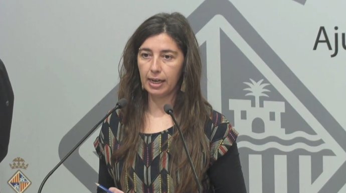 La regidora Neus Truyol, en roda de premsa quan era portaveu de l'equip de govern de Cort.