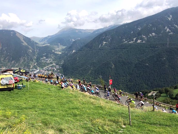 Corredores de La Vuelta a España en el coll de Beixalís durante la etapa andorrana de 2018