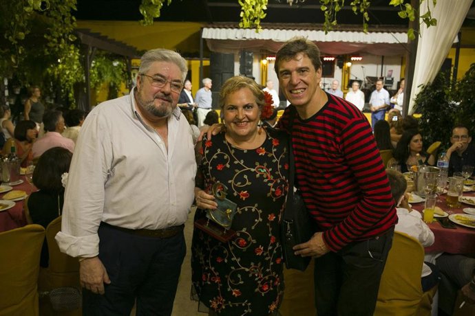 El traumatólogo Javier Castilla, la comunicadora Inmaculada Urbano y el cantante Javier Ojeda.