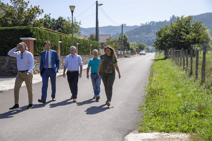 El consejero de Obras Públicas, Ordenación del Territorio y Urbanismo, José Luis Gochicoa, visita varias pavimentaciones cofinanciadas por el Gobierno de Cantabria en Guriezo