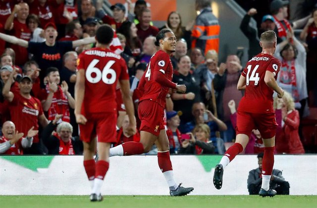 Virgil van Dijk celebra un gol con el Liverpool.