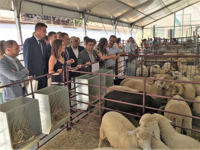 Maribel Lozano, junto a otras autoridades, en Expohuelma 2019.