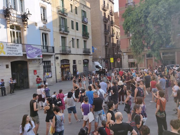 Unes 200 persones protesten contra les agressions sexuals a les festes de Grcia
