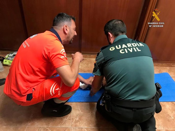 Un agente de la guardia civil málaga recibe formación de 061 sobre desfibrilador