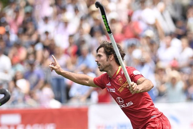 Pau Quemada celebra un gol con la selección española de hockey sobre hierba.