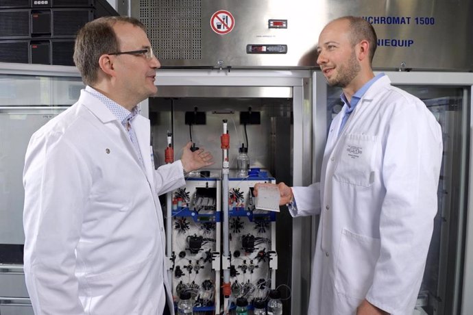 Steffen Brünle (derecha) y Jrg Standfuss ante el aparato que utilizan para separar las proteínas entre sí. Para su estudio, los investigadores modificaron las células de insectos para producir una proteína humana. Para extraer esto de la célula, la cél