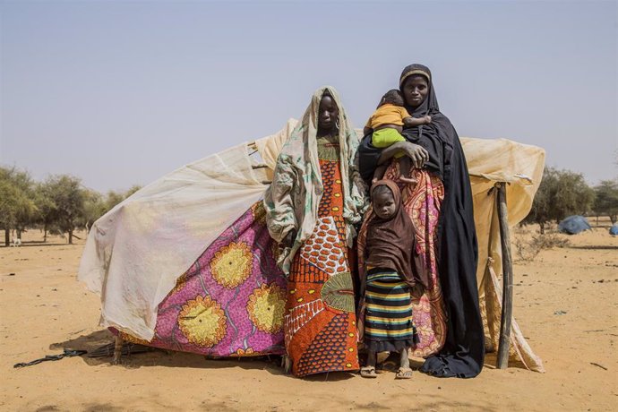 Una familia desplazada por la violencia en Malí