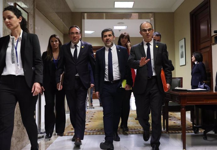 Jordi Snchez (centro) junto a los también diputados suspendidos de JxCat Josep Rull y Jordi Turull. 