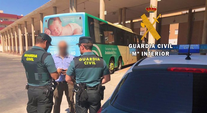 Dos agentes de Guardia Civil en la estación de autobuses de El Ejido (Almería)