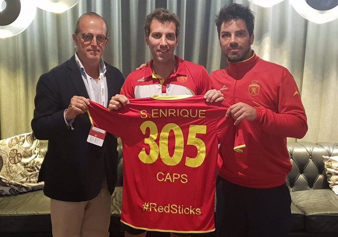 Sergi Enrique recibe una camiseta conmemorativa por su récord de 305 internacionalidades con la selección española de hockey sobre hierba