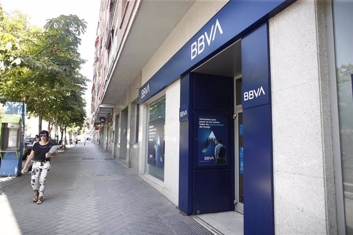 Oficina del BBVA en Madrid con el nuevo logo de la compañía.
