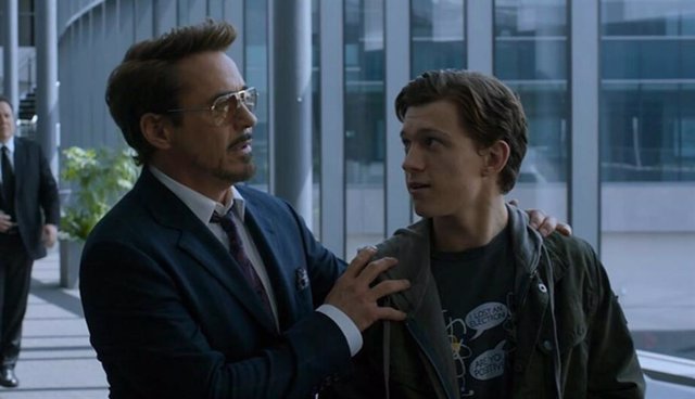 Imagen de Robert Downey Jr. Como Tony Stark y Tom Holland como Peter Parker en Spider-Man: Homecoming