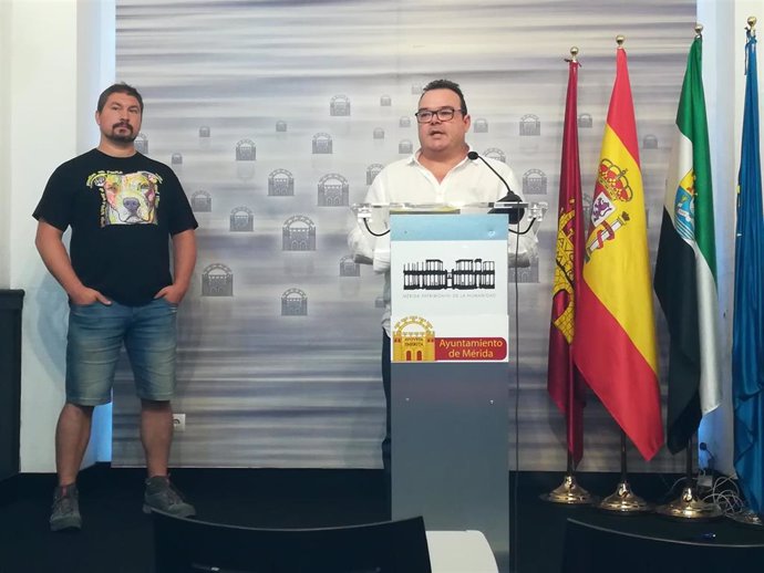 Andrés Montero y Marco Antonio Guijarro en rueda de prensa sobre recomendaciones para animales de compañía ante ruidos en la Feria de Mérida