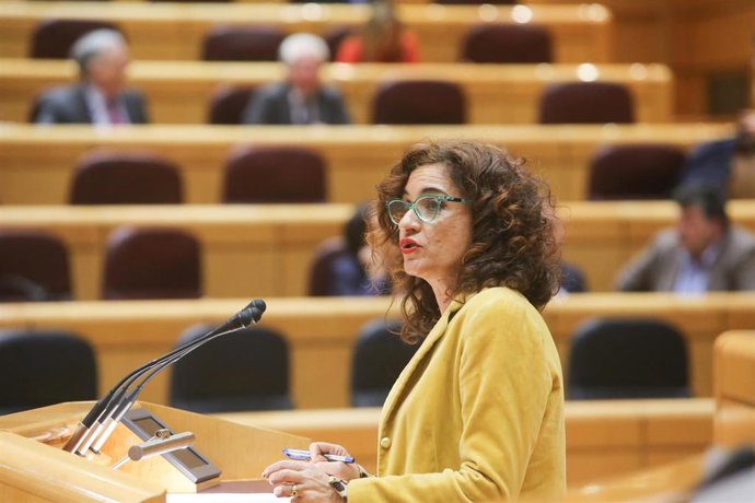 La ministra de Hacienda, María Jesús Montero, interviene desde la tribuna en una sesión plenaria en el Senado. 