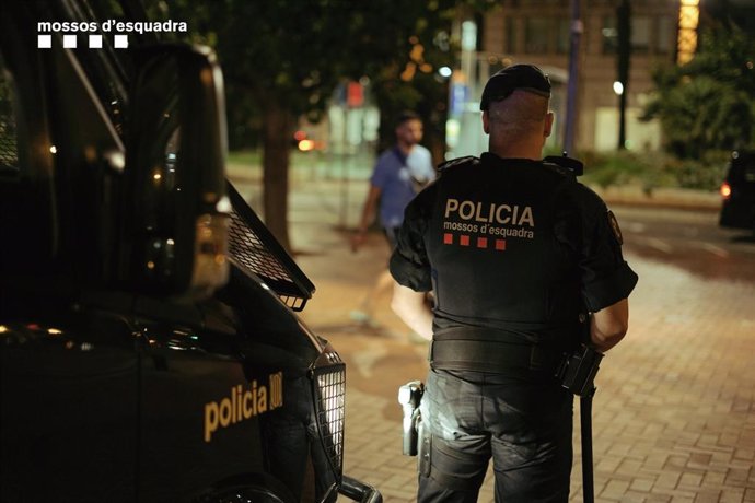 Agent dels Mossos d'Esquadra realitzant tasques de vigilncia a Barcelona.