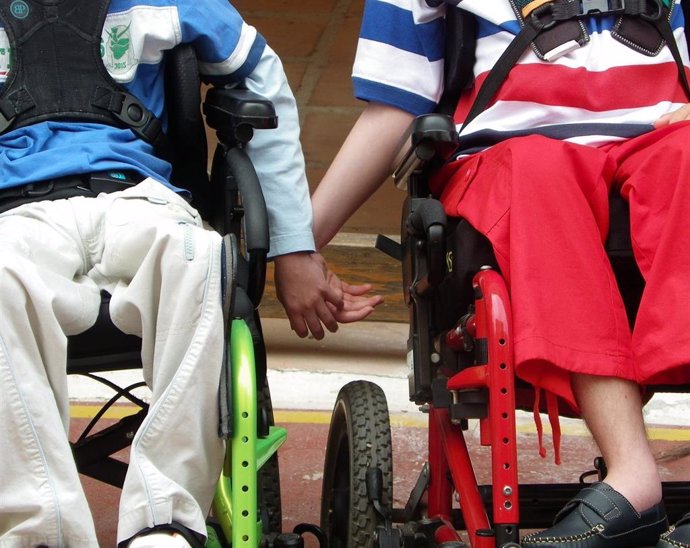 Dos personas en silla de ruedas, en una imagen de archivo.