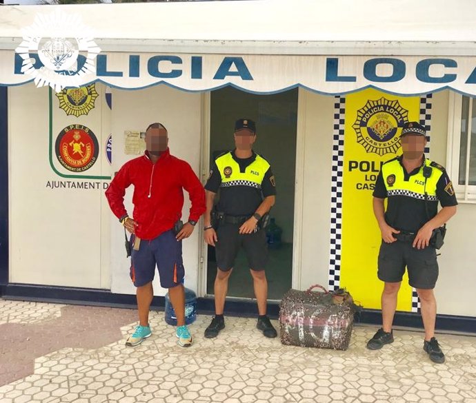 Recuperacion de un fardo por parte de la Policia Local de Castelló