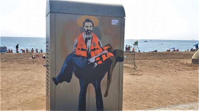 Grafiti de Tvboy que retrata a Oscar Camps com un sant en la Barceloneta