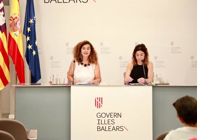 Imagen de la portavoz y consellera de Presidencia, Cultura e Igualdad, Pilar Costa, y la consellera de Hacienda y Relaciones Exteriores, Rosario Sánchez.