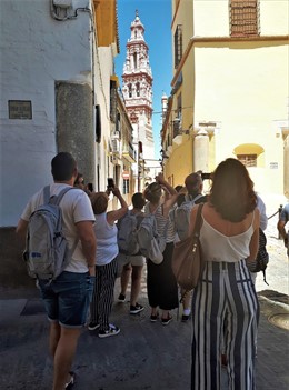 Unos turistas realizan fotografías en las calles de la localidad sevillana de Écija, en una imagen de archivo.