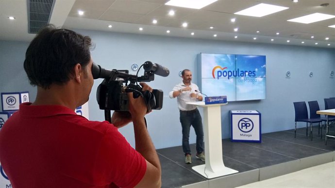 El portavoz adjunto del Partido Popular Andaluz, José Ramón Carmona, en rueda de prensa.