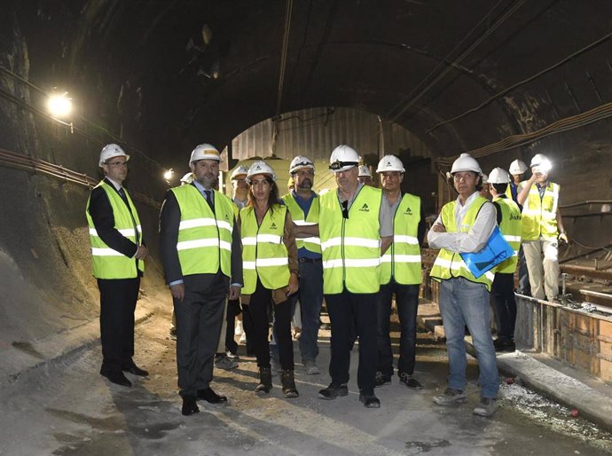 El ministro de Fomento en funciones, José Luis Ábalos, supervisa las obras del túnel de Recoletos en Madrid