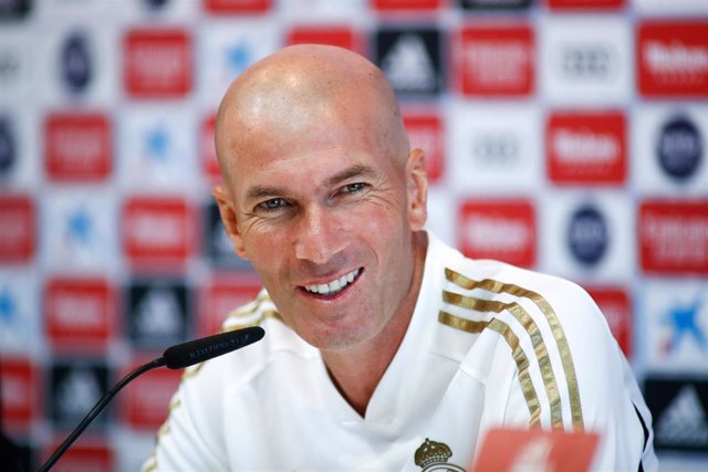 Zinédine Zidane sonrie en rueda de prensa