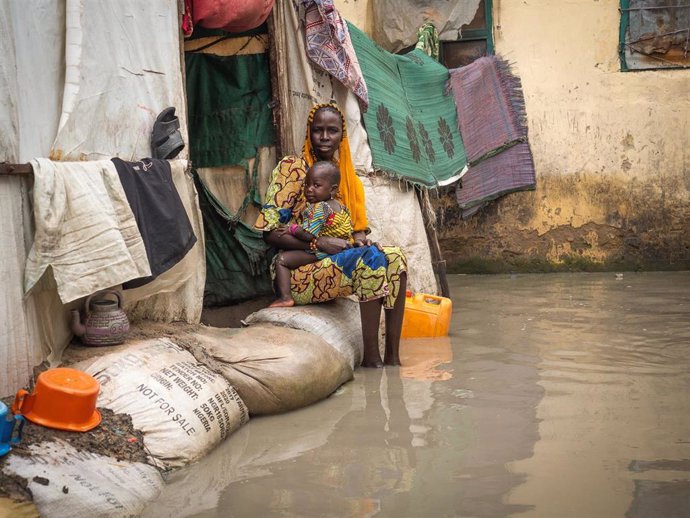 Una mujer desplazada y su hijo en su refugio anegado en el noreste de Nigeria