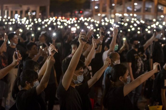 22 August 2019, China, Hong Kong: Students hold up their flashlight lit cell phones during a pro-democracy rally at Edinburgh Place. Photo: Adryel Talamantes/ZUMA Wire/dpa